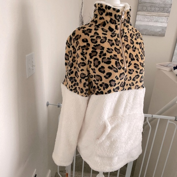 Sweaters - Cheetah print sweater